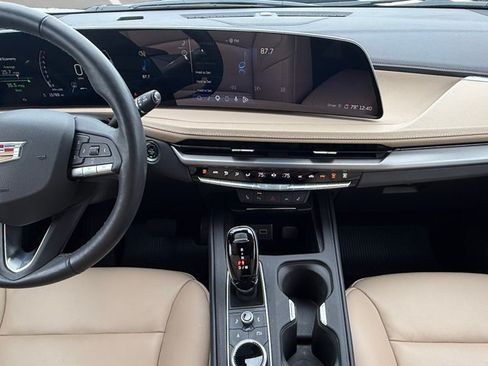 Certified 2024 Cadillac XT4 Luxury w/ Cold Weather Package FWD image 3