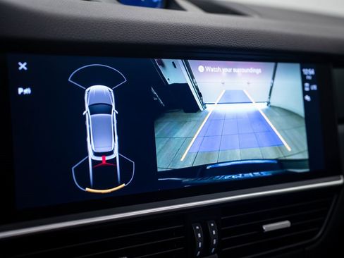 Used 2023 Porsche Cayenne Platinum Edition image 28