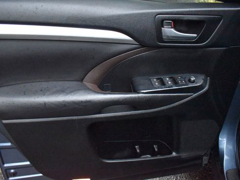 Certified 2017 Toyota Highlander SE image 17