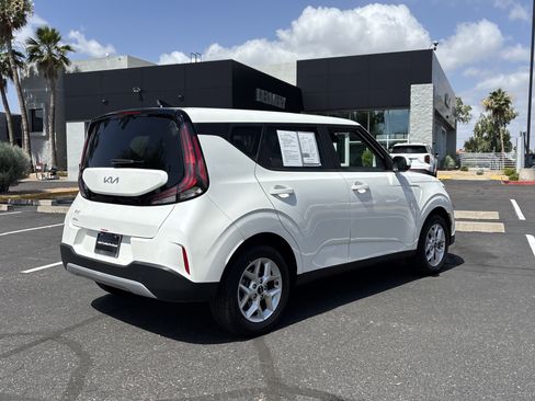 Certified 2025 Kia Soul LX w/ LX Technology Package FWD image 3