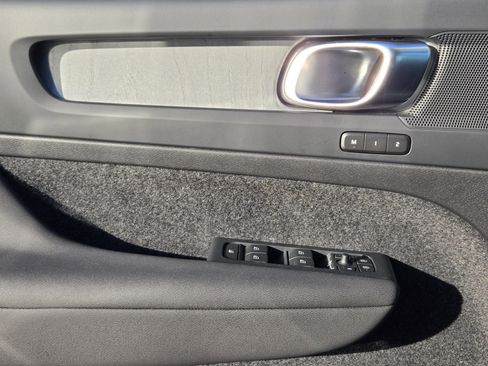 Used 2024 Volvo XC40 B5 Core image 34