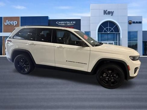 Used 2023 Jeep Grand Cherokee Altitude AWD/4WD image 9