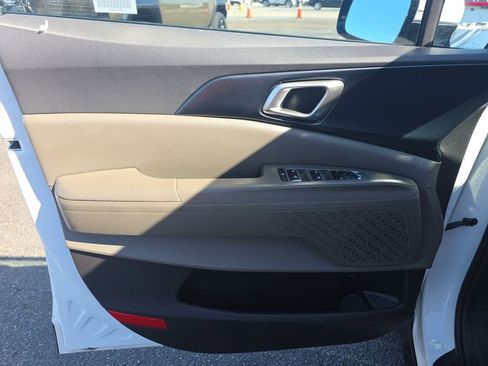 Used 2025 Kia Carnival FWD image 5