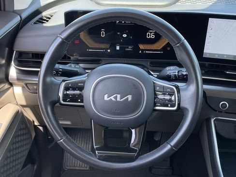 Used 2025 Kia Carnival FWD image 11
