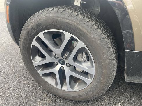 Used 2025 Land Rover Defender 110 X-Dynamic SE image 9