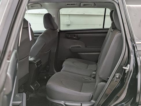 Used 2023 Toyota Highlander LE AWD/4WD image 22