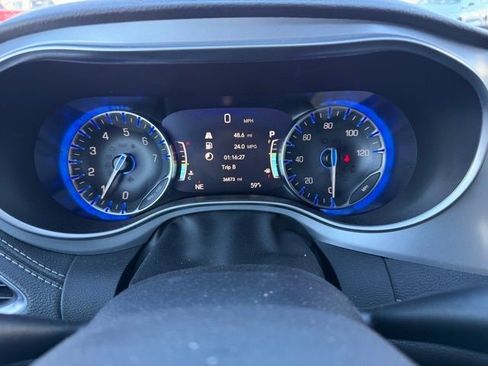 Used 2025 Chrysler Pacifica Limited image 6