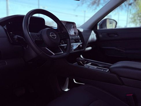 Used 2025 Nissan Pathfinder SV FWD image 23