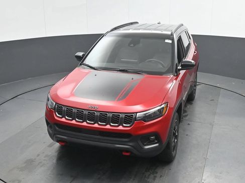Used 2025 Jeep Compass Trailhawk AWD/4WD image 32