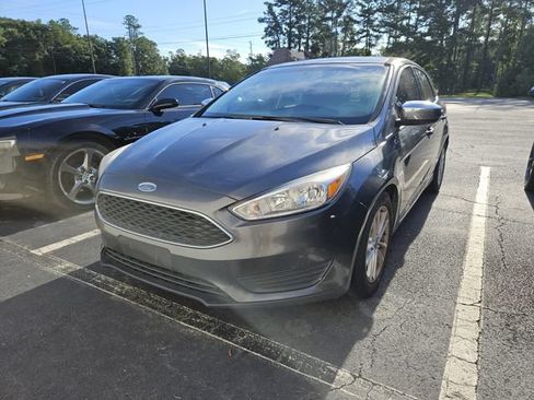Used 2018 Ford Focus SE FWD image 2