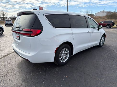 New 2026 Chrysler Pacifica Select image 8