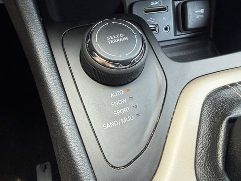 Used 2015 Jeep Cherokee Latitude w/ Cold Weather Group AWD/4WD image 31