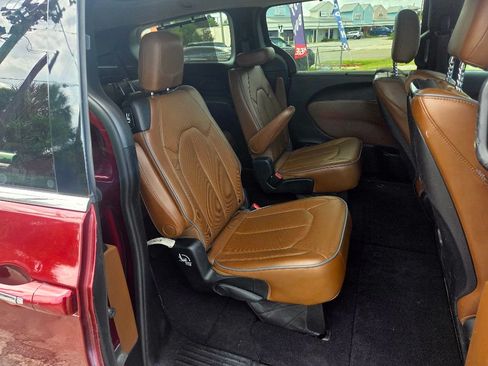 Used 2017 Chrysler Pacifica Limited FWD image 7