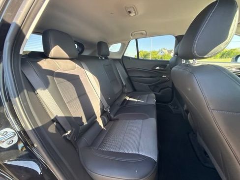 Used 2025 Chevrolet Trax LT w/ LT Convenience Package FWD image 31