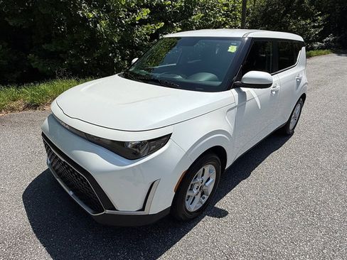 Used 2024 Kia Soul LX w/ LX Technology Package FWD image 2