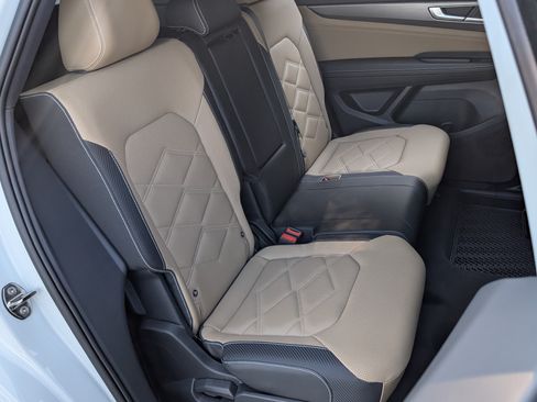 Used 2025 Volkswagen Atlas Cross Sport SE FWD image 19