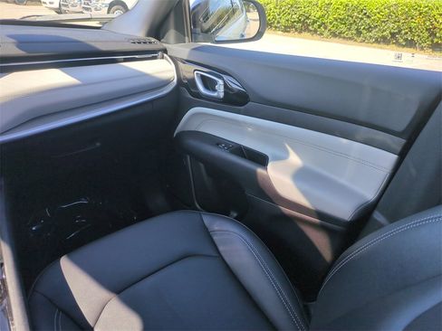 Used 2025 Jeep Compass Limited image 18