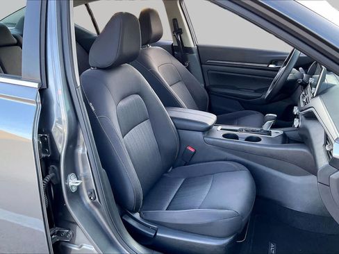 Used 2025 Nissan Altima 2.5 SV FWD image 8