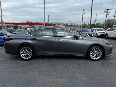 Used 2019 Lexus ES 300h w/ Luxury Package image 4