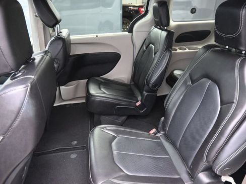 Used 2023 Chrysler Pacifica Touring-L FWD image 23