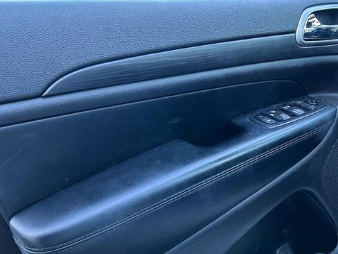 Used 2019 Jeep Grand Cherokee Altitude AWD/4WD image 12