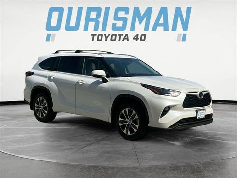 Certified 2025 Toyota Highlander XLE AWD/4WD image 1