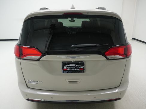 Used 2017 Chrysler Pacifica Touring-L w/ Tire & Wheel Group FWD image 5