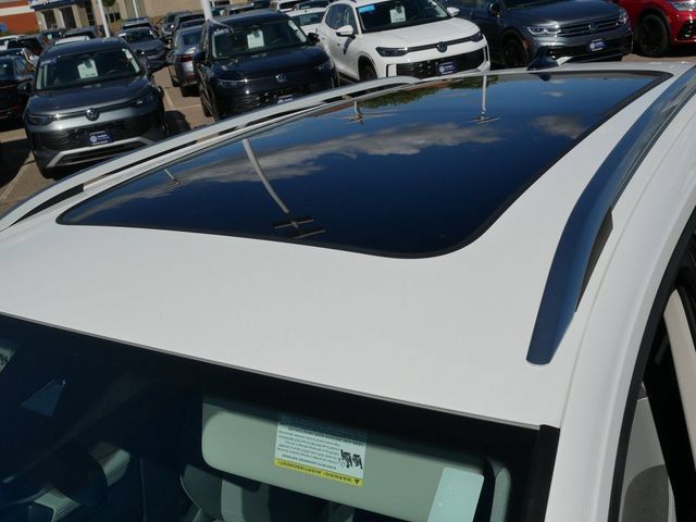 Certified 2024 Volkswagen Taos SE AWD/4WD image 11