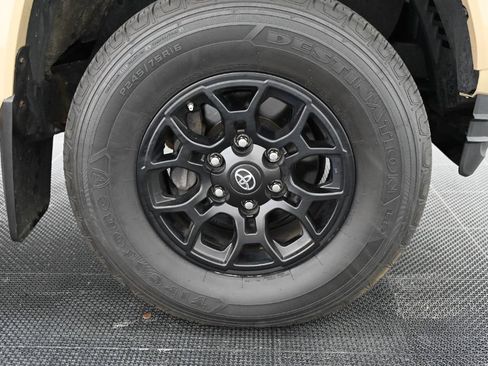 Used 2020 Toyota Tacoma SR5 AWD/4WD image 42