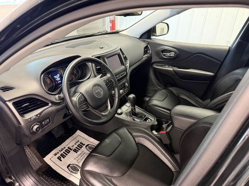 Used 2019 Jeep Cherokee Latitude Plus w/ Cold Weather Group AWD/4WD image 7