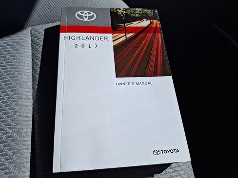 Used 2017 Toyota Highlander LE image 27