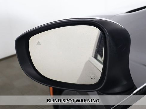 Used 2023 Chrysler Pacifica Touring-L image 4