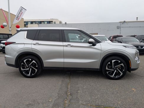 Used 2024 Mitsubishi Outlander SE image 2