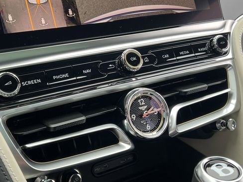 Used 2025 Bentley Flying Spur Plug-In Hybrid image 33