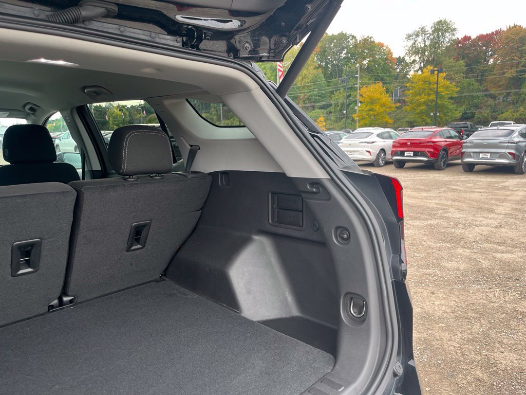 Used 2024 GMC Terrain SLE w/ Driver Convenience Package FWD image 14
