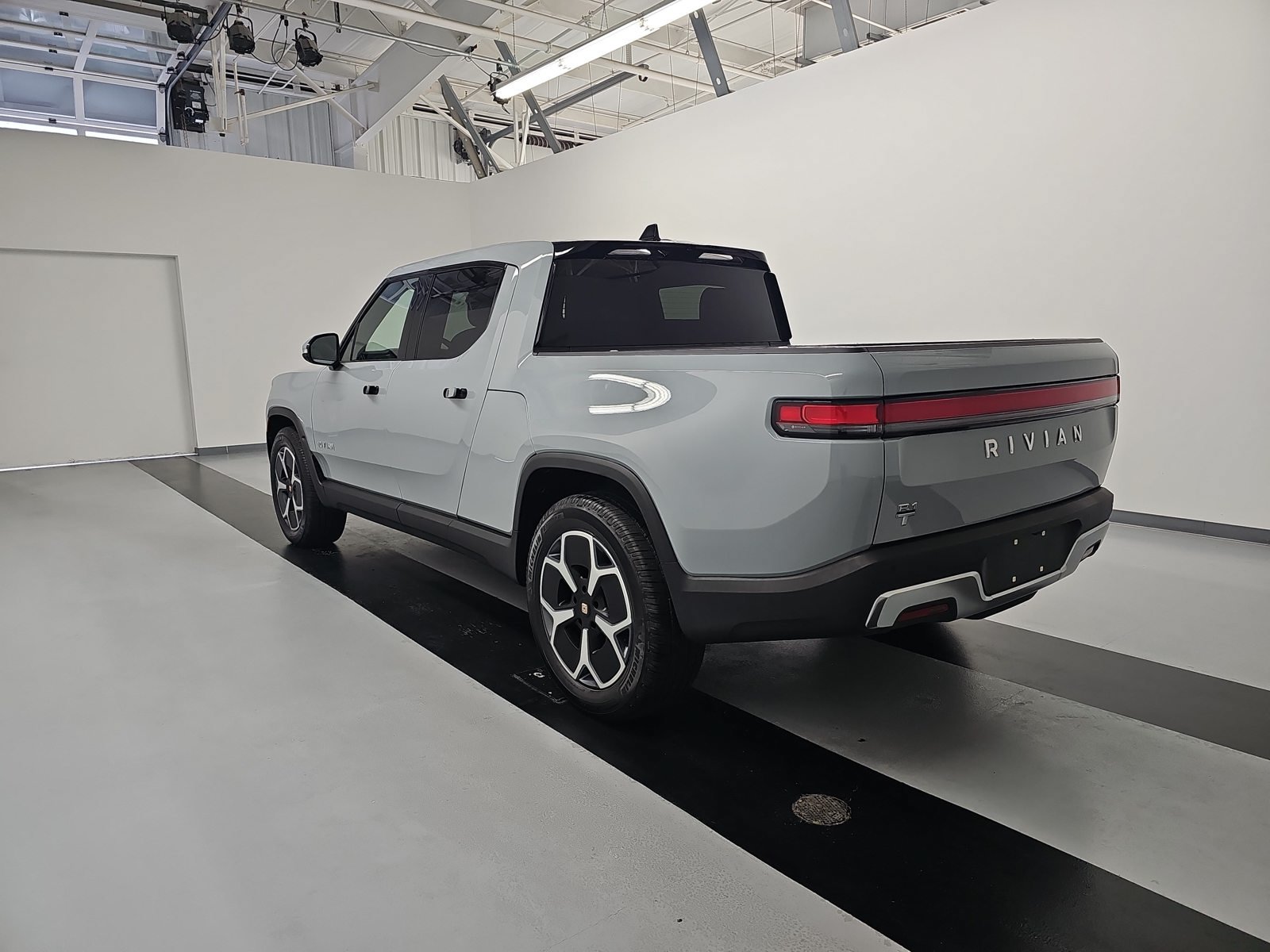 Used 2024 Rivian R1T Adventure Dual AWD/4WD image 3