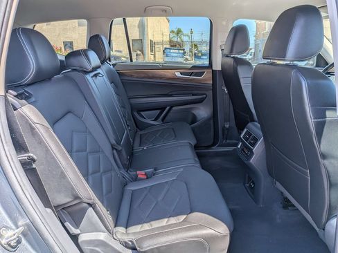 Used 2025 Volkswagen Atlas SE AWD/4WD image 31