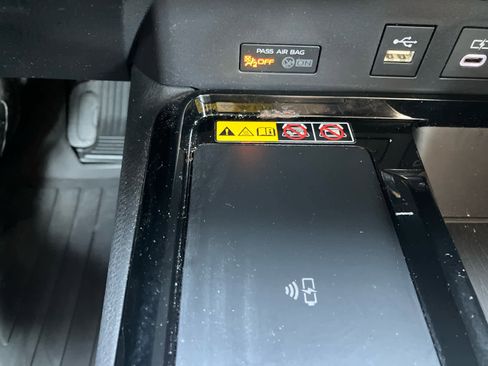 Used 2025 Toyota Camry XLE FWD image 29