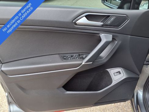 Used 2018 Volkswagen Tiguan SEL AWD/4WD image 16