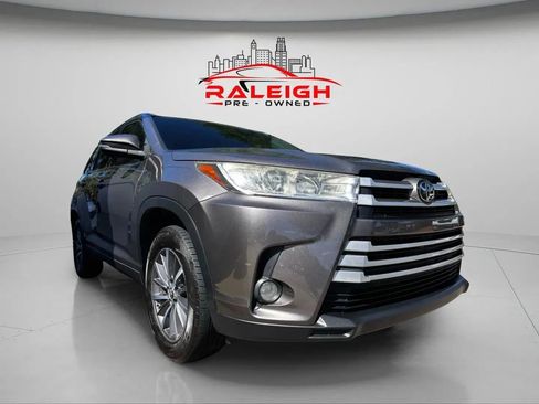 Used 2017 Toyota Highlander XLE image 3