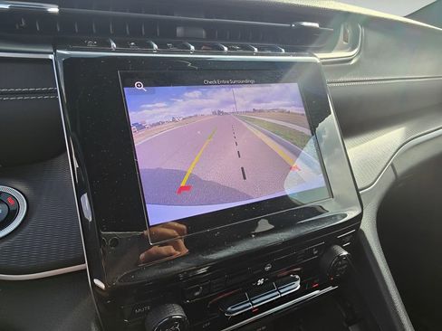 Used 2024 Jeep Grand Cherokee Altitude image 19