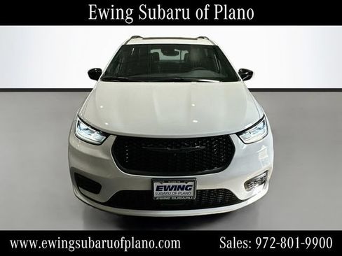Used 2025 Chrysler Pacifica Limited FWD image 2