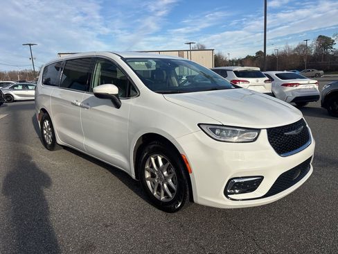 Used 2023 Chrysler Pacifica Touring-L image 8