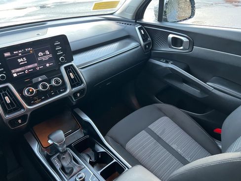 Used 2022 Kia Sorento LX image 19