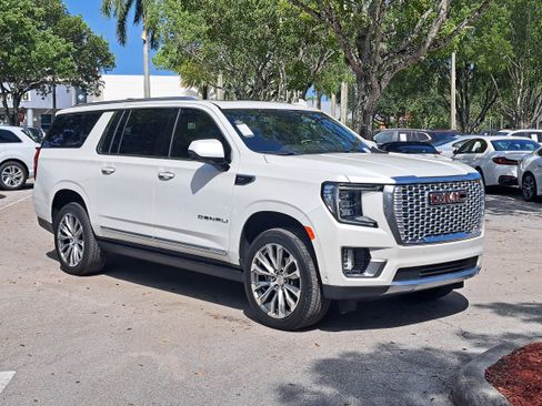 Used 2024 GMC Yukon XL Denali w/ Advanced Technology Package AWD/4WD image 2