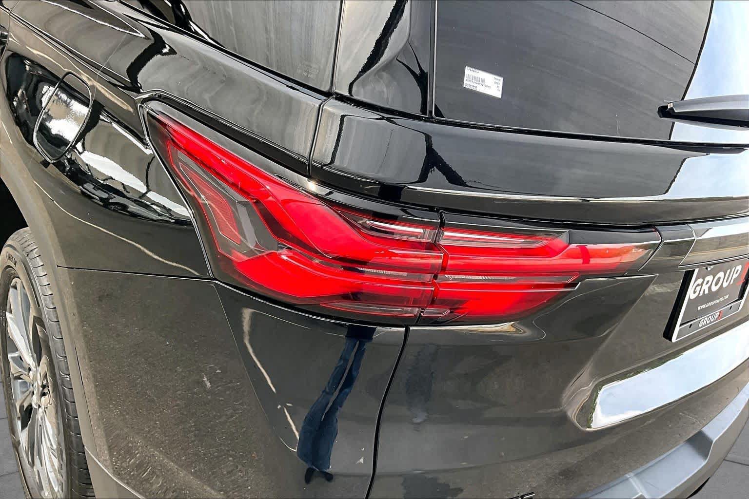 Used 2023 Chevrolet Traverse RS FWD image 28