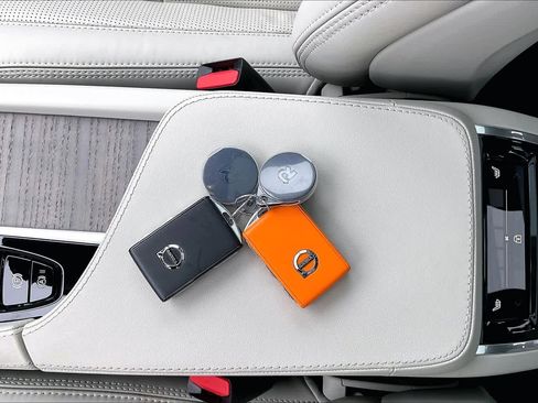 Used 2023 Volvo XC90 B6 Ultimate w/ Protection Package Premier image 14