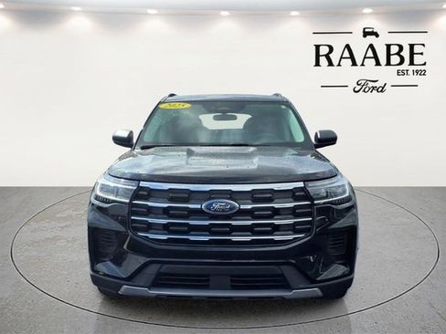 Used 2025 Ford Explorer Active AWD/4WD image 2