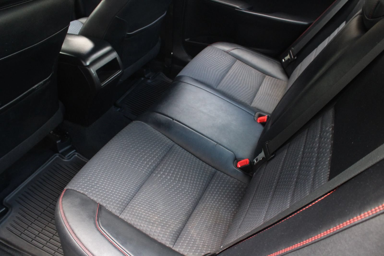 Used 2015 Toyota Camry SE FWD image 18