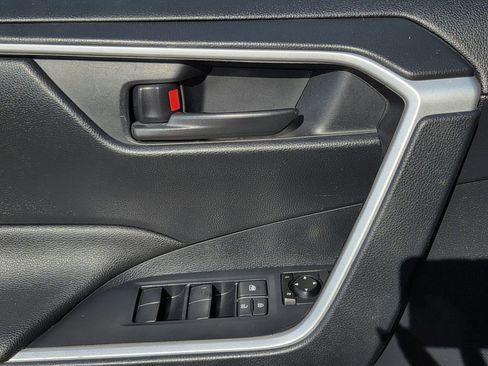 Used 2019 Toyota RAV4 LE FWD image 16
